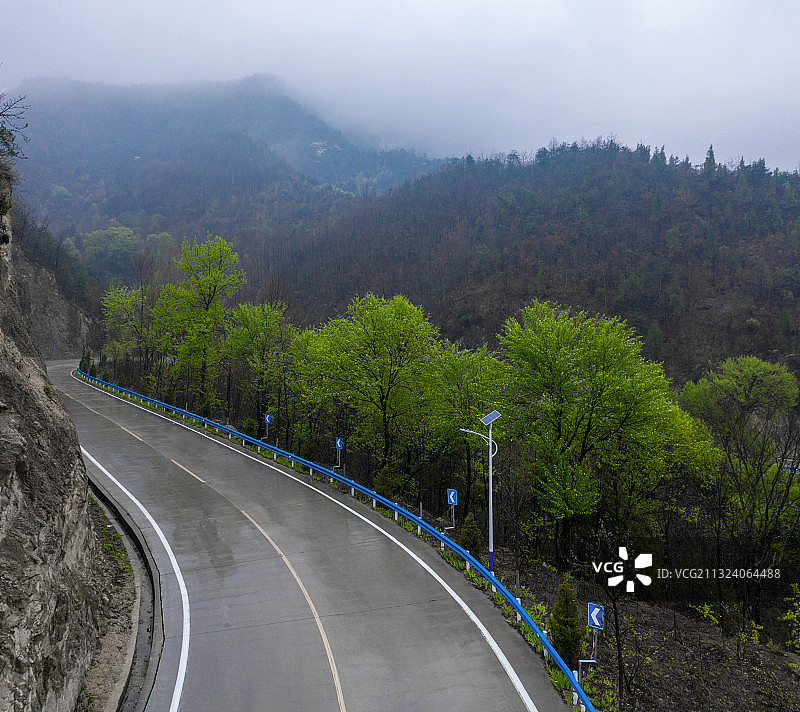 雨中的山路图片素材