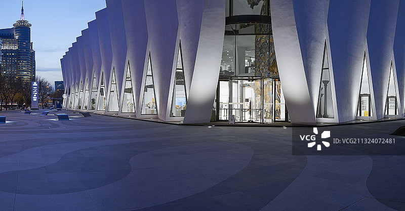 美克洞学馆未来感艺术建筑和门前广场图片素材