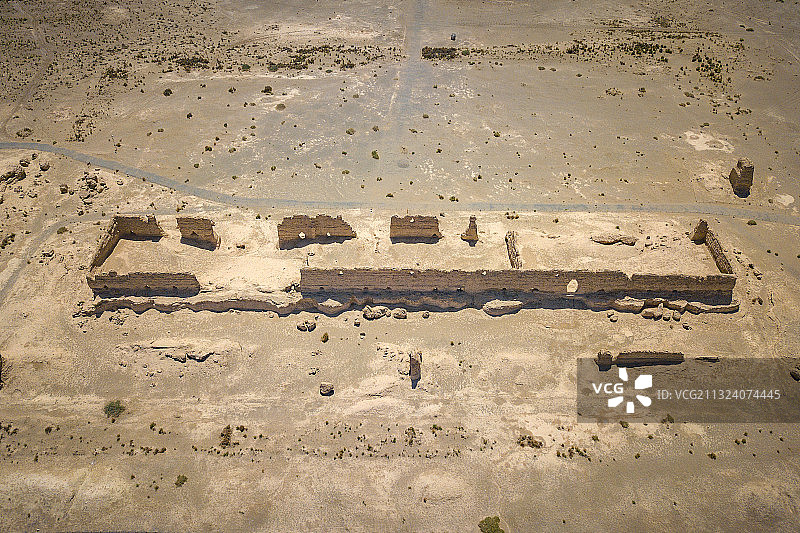 航拍视角下的甘肃省酒泉市玉门关大方盘城图片素材