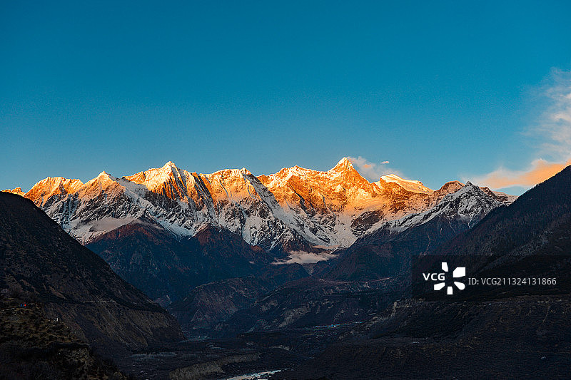 西藏林芝南迦巴瓦峰雪山日落时分的金顶图片素材