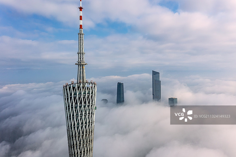 城市地标建筑，航拍云海中飘浮的广州塔小蛮腰天空之城图片素材