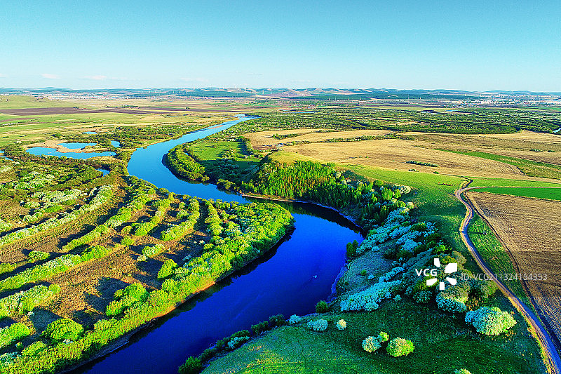 航拍内蒙古山丁子花盛开的扎敦河春景图片素材