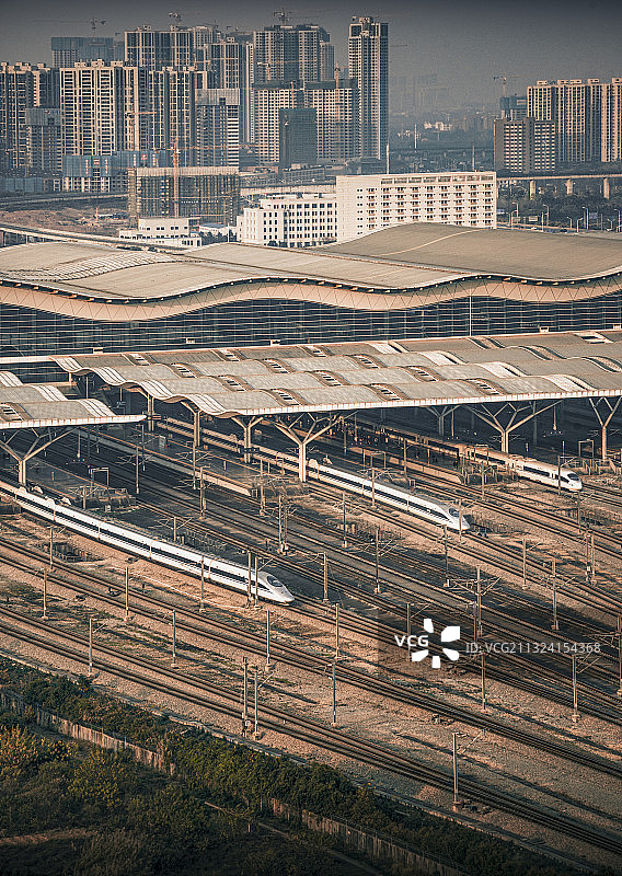 长沙南站出战的高铁图片素材