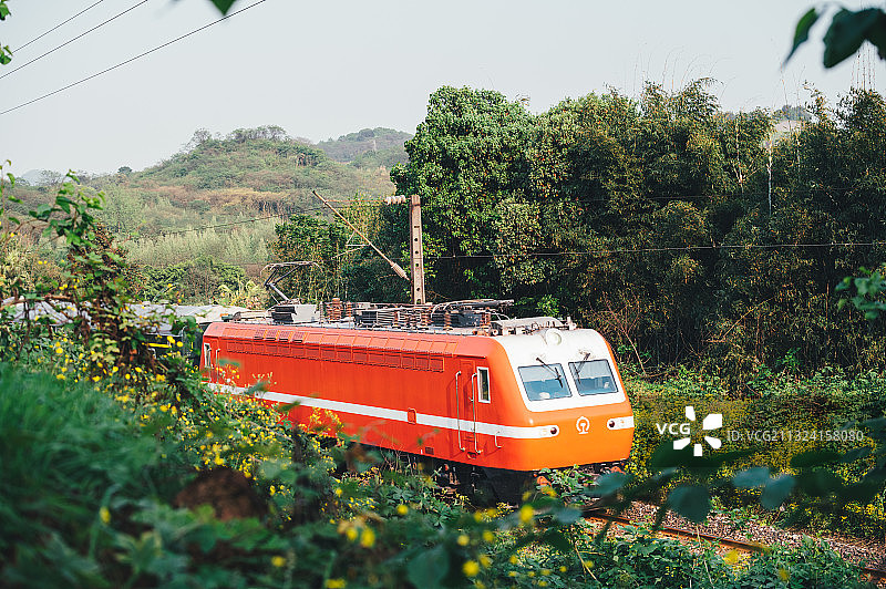 西南重庆市大渡口区揽江公园开往春天的列车火车重庆到图片素材