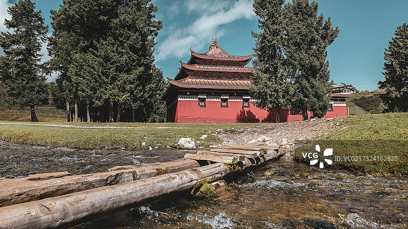 小溪旁的藏族寺庙图片素材
