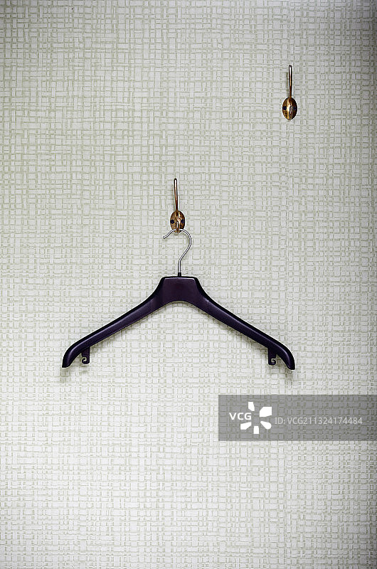 衣柜房间墙壁上的衣架图片素材