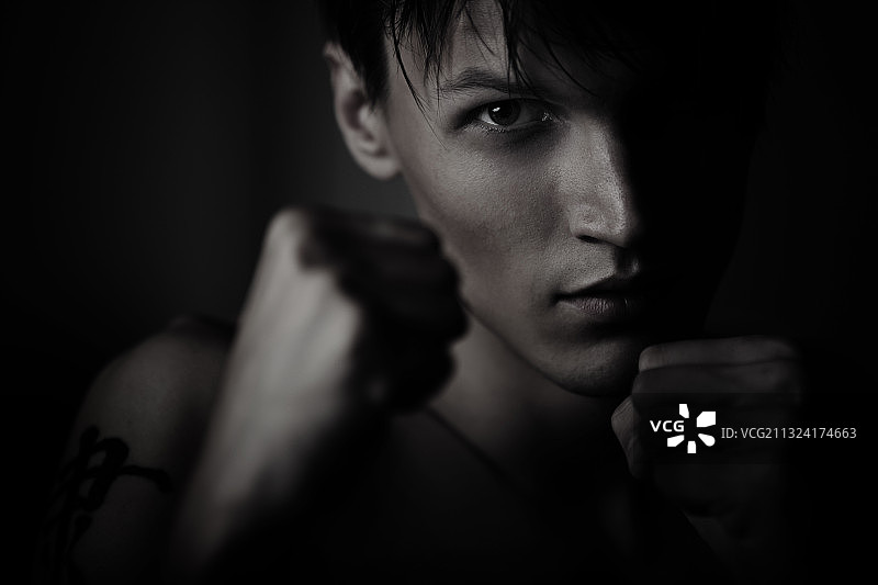 年轻男人在家训练拳击图片素材