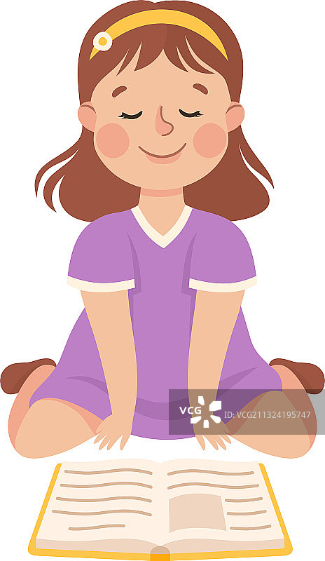 可爱的小女孩坐在地板上读书图片素材