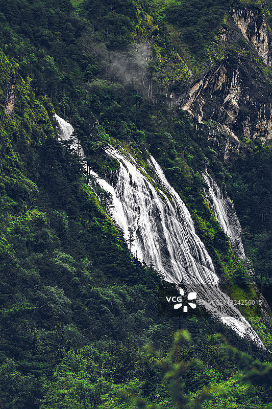 西藏氧吧勒布沟 东章瀑布图片素材