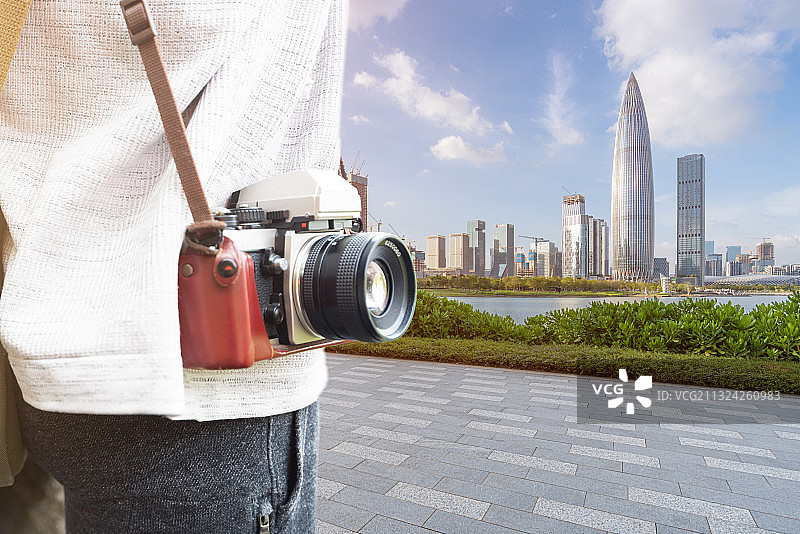 深圳湾人才公园和背着相机的旅行者图片素材