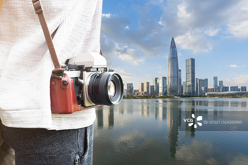 深圳湾人才公园和背着相机的旅行者图片素材