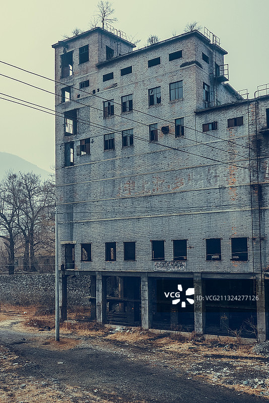 荒废破旧的工厂厂房大楼图片素材