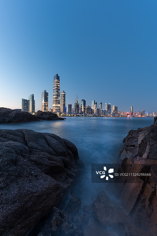 青岛城市天际线，海景，礁石图片素材