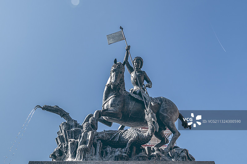 布拉格城堡雕像-屠龙女骑士图片素材