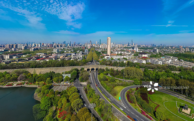 古老的南京城墙和绿化出新道路交相辉映。图片素材