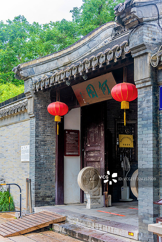 中国江苏扬州何园东门图片素材