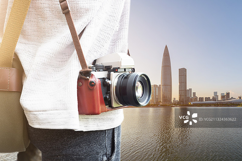 深圳后海金融区深圳人才公园和背着相机的旅行者图片素材