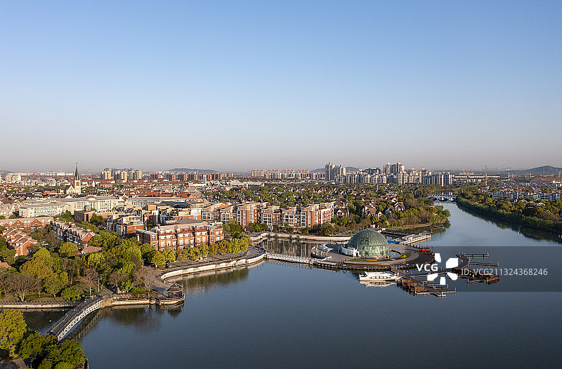 航拍上海松江泰晤士小镇-华亭湖图片素材