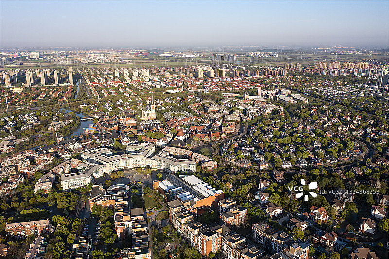 航拍上海松江泰晤士小镇-华亭湖图片素材