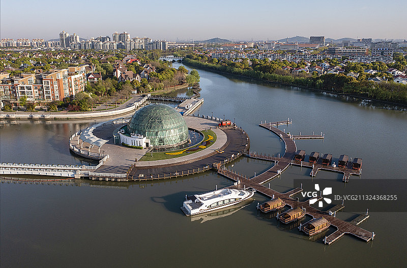 航拍上海松江泰晤士小镇-华亭湖图片素材