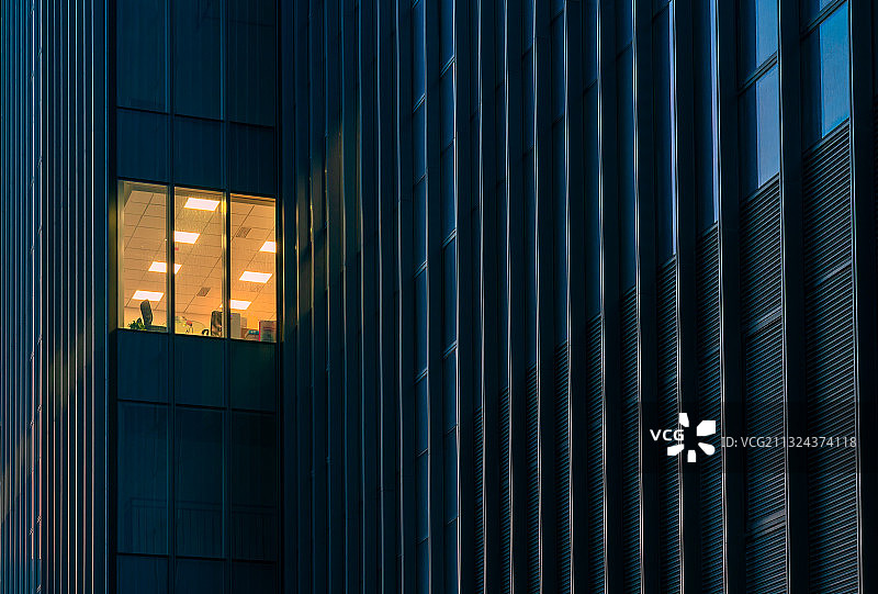 办公楼里的灯光图片素材