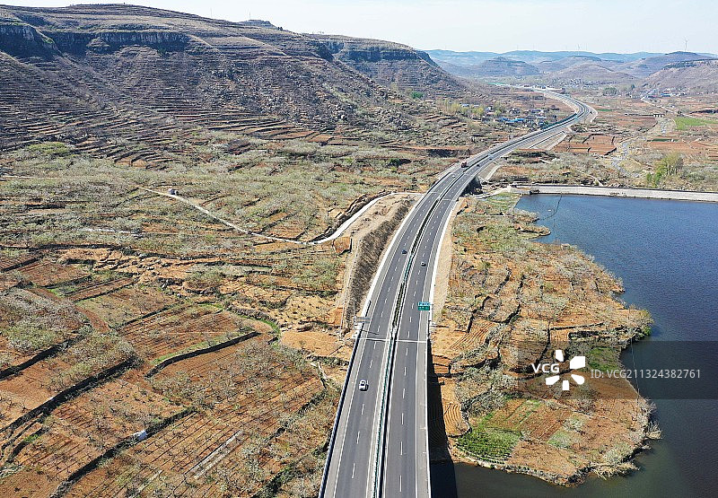 山东新泰至台儿庄高速公路穿越山亭区水库旁花开正艳的樱桃园图片素材