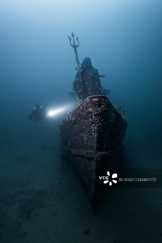 德国湖中带精美船首像的沉船图片素材