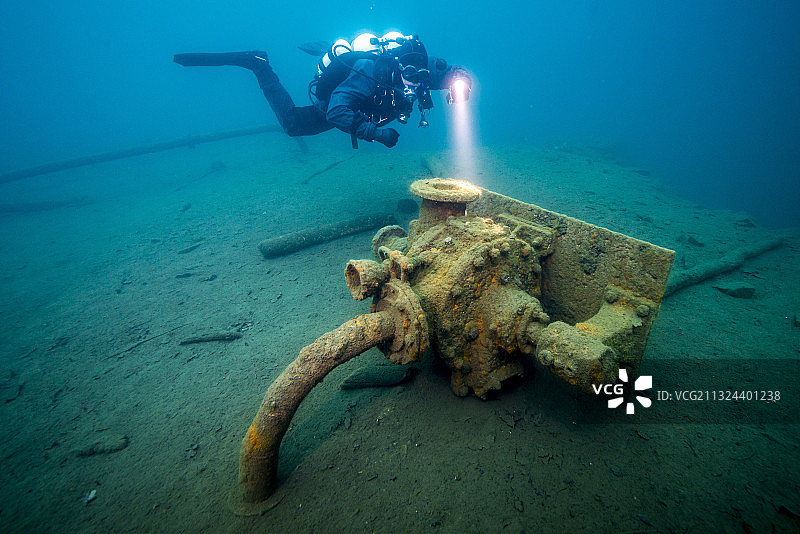 水肺潜水员在被淹矿井中探索露天采矿的残留物图片素材