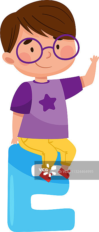 坐在大物件上的快乐深色头发戴眼镜男孩图片素材