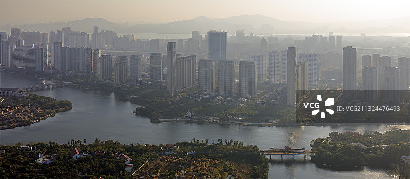 暮霭中的都市（厦门市集美新城）图片素材