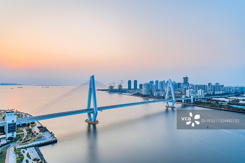 中国海南海口海甸河世纪大桥高视角黄昏风光图片素材