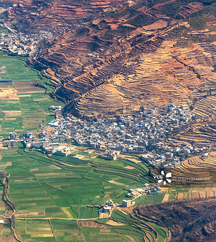 川西山间盆地与乡村农田图片素材