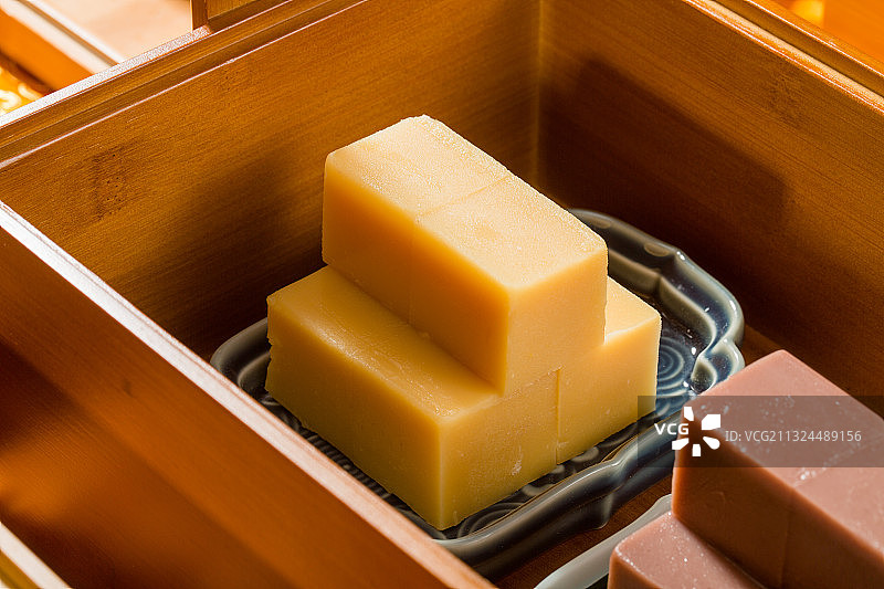 中式饭店里餐桌上美味的小吃豌豆黄图片素材