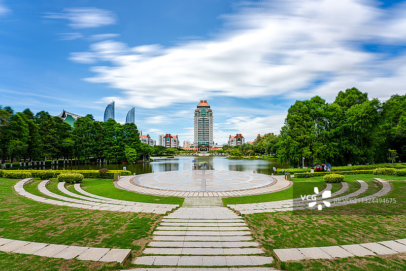厦门城市风光：厦门大学芙蓉湖与颂恩楼图片素材