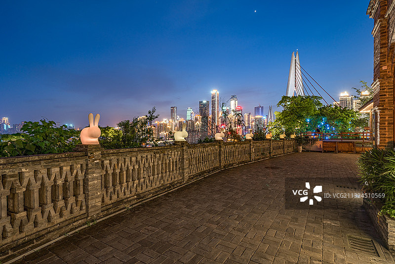 从龙门浩老街看渝中半岛夜景图片素材