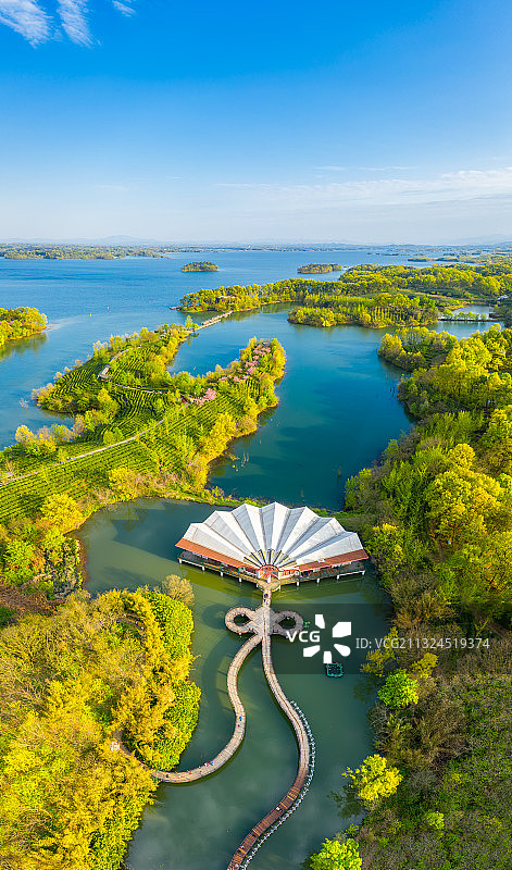 河南信阳5A级旅游景区南湾湖畔茶岛地标建筑茗萃苑户外航拍图片素材