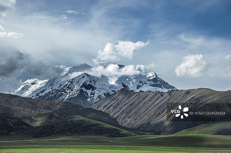 巍峨壮阔的雪山-念青唐古拉图片素材