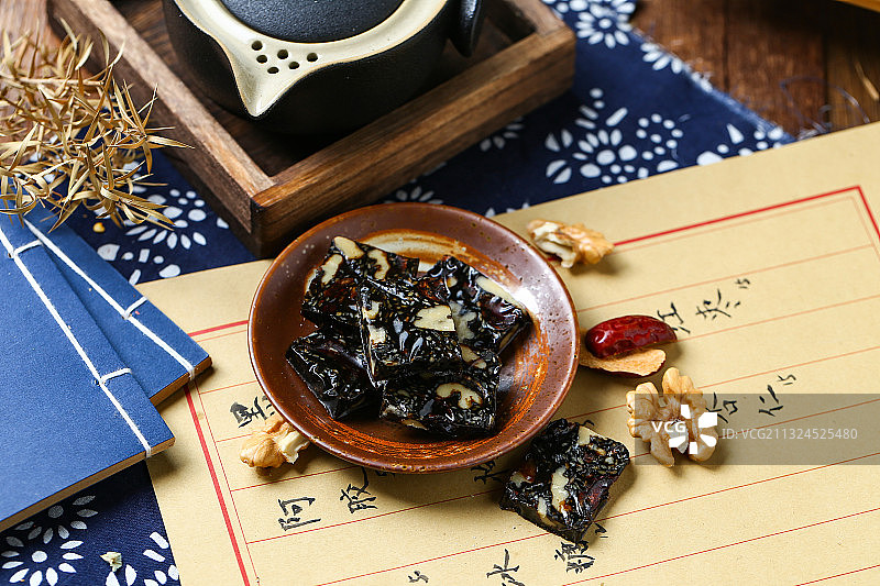盘子里的阿胶糕，阿胶膏和食材放在药方背景上图片素材