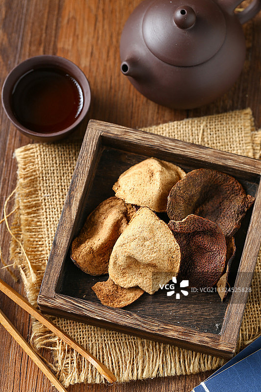 新会陈皮放在木盒里图片素材