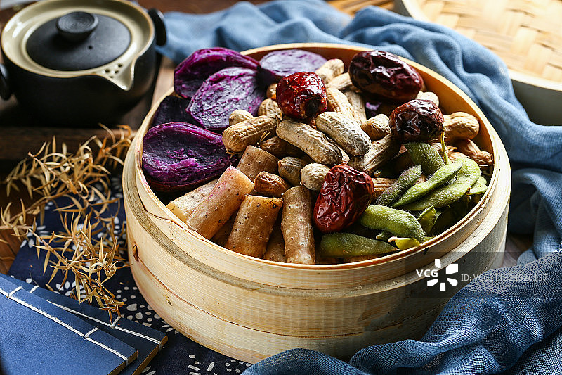 花生毛豆和紫薯山药红枣等粗粮拼盘放在蒸笼里图片素材