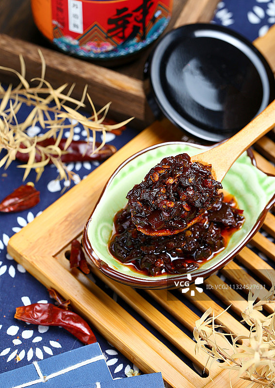 木勺舀起一勺四川辣椒酱图片素材