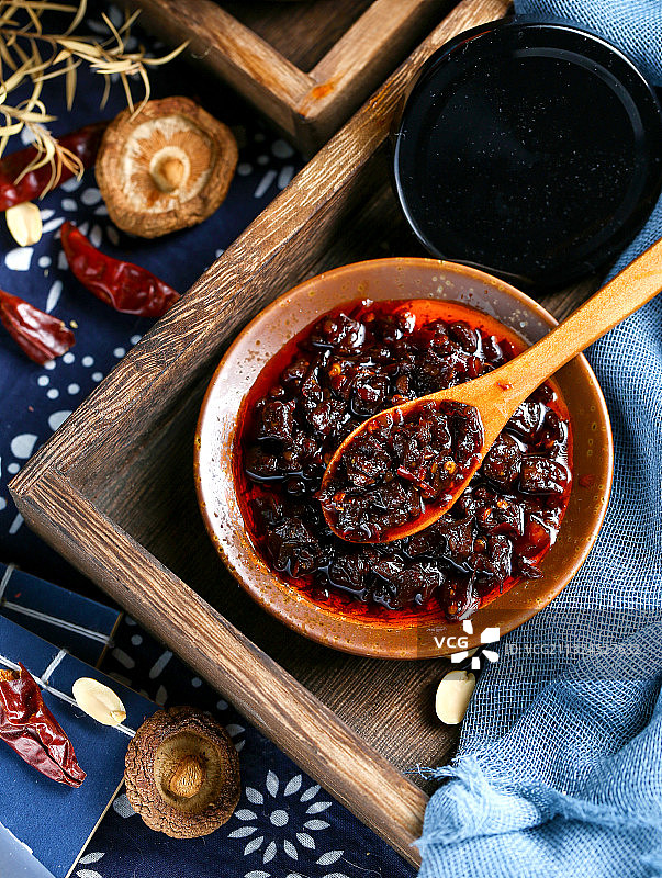 木勺舀起一勺四川辣椒酱图片素材