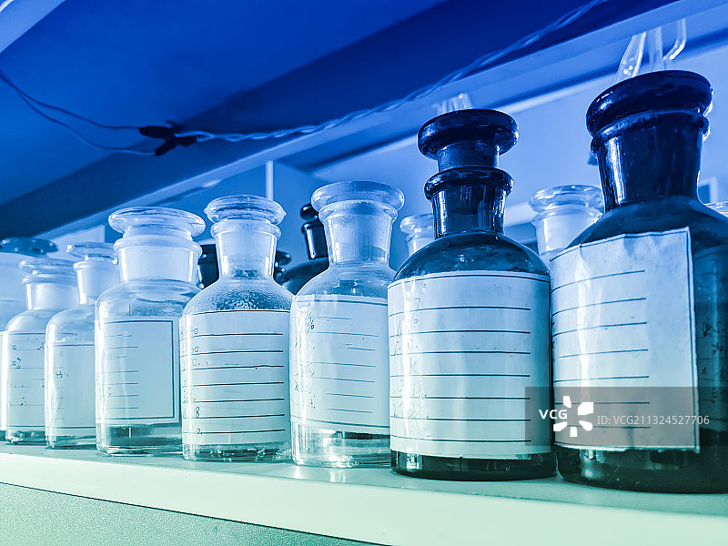 化学试剂玻璃药瓶放在架子上图片素材