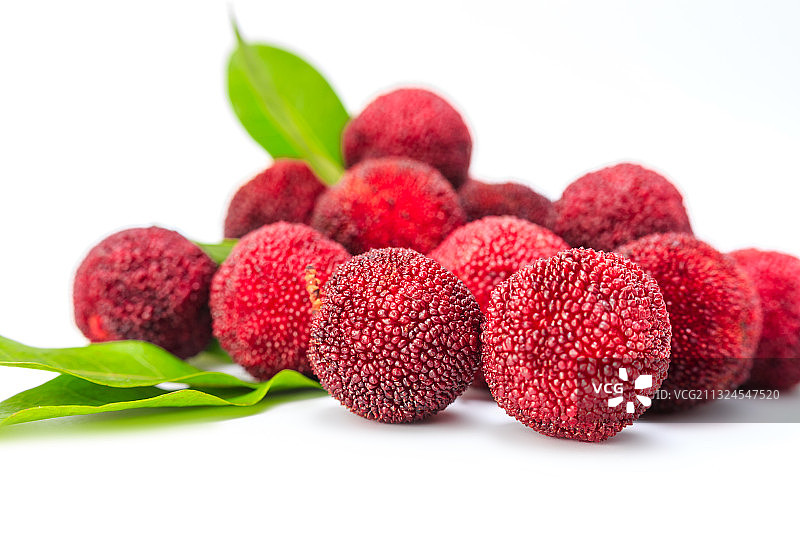白色背景的新鲜红色杨梅图片素材