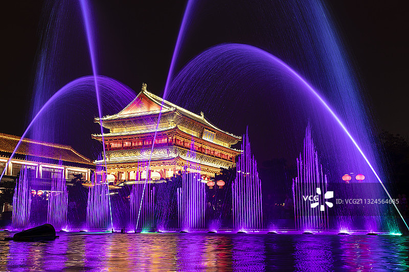 水幕下的西安鼓楼夜景图片素材