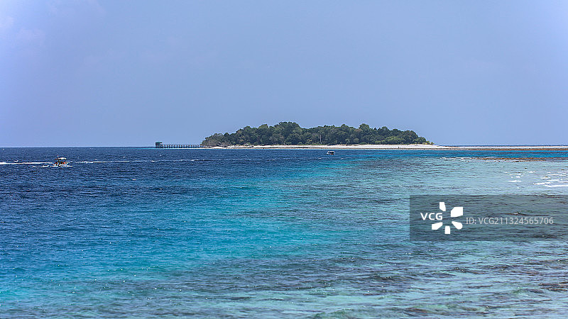 一座位于仙本那附近的小岛图片素材