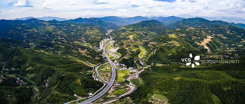 航拍高速公路在秦岭中穿行图片素材