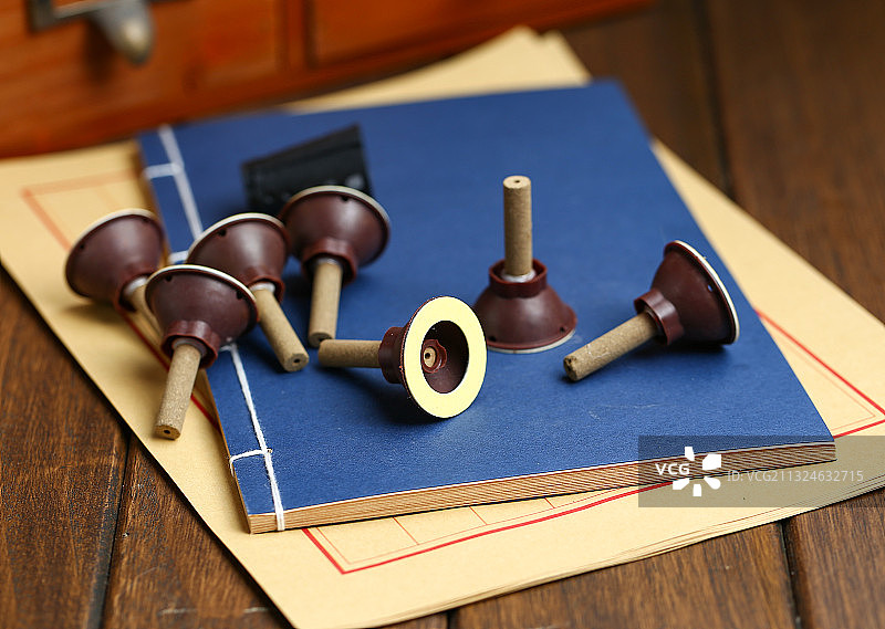 艾灸贴和中医书放在桌子图片素材