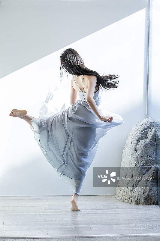 时尚青年女子跳舞肖像图片素材