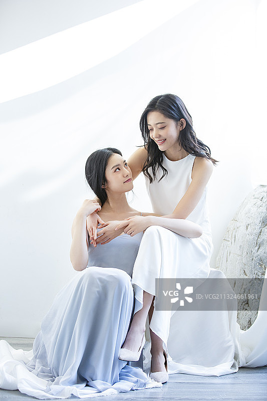 两个闺蜜时尚肖像图片素材